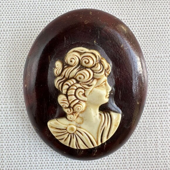 Vintage 1940s Wood & Molded Celluloid Cameo Brooch 2" X 1.5" Oval Pin - Picture 2 of 7